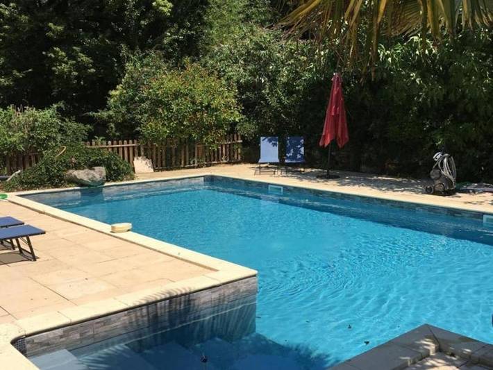 Location de vacances pour 6 personnes, avec jardin ainsi que terrasse et piscine à Mareuil