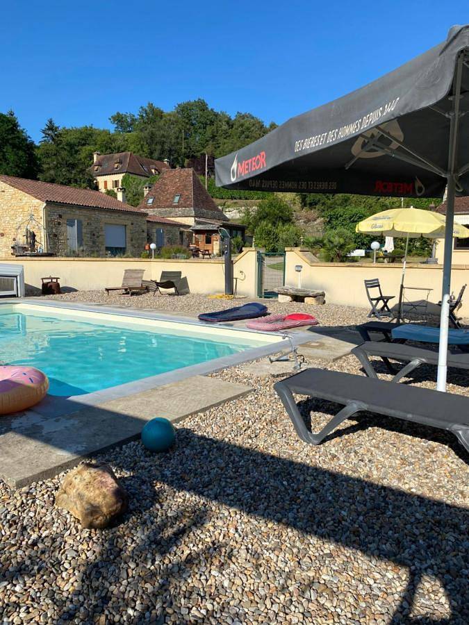 Location de vacances pour 8 personnes, avec Jacuzzi et Terrasse ainsi que Jardin et Piscine à Vézac