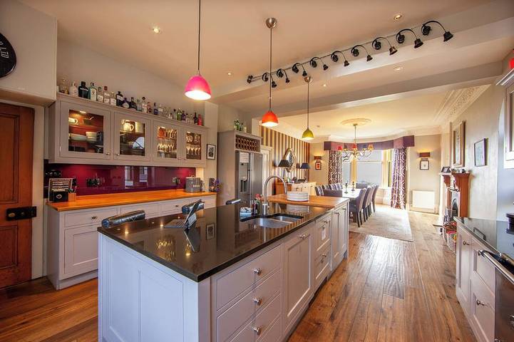 Vacation rental for 10 people, with hot tub and yard in Scotland