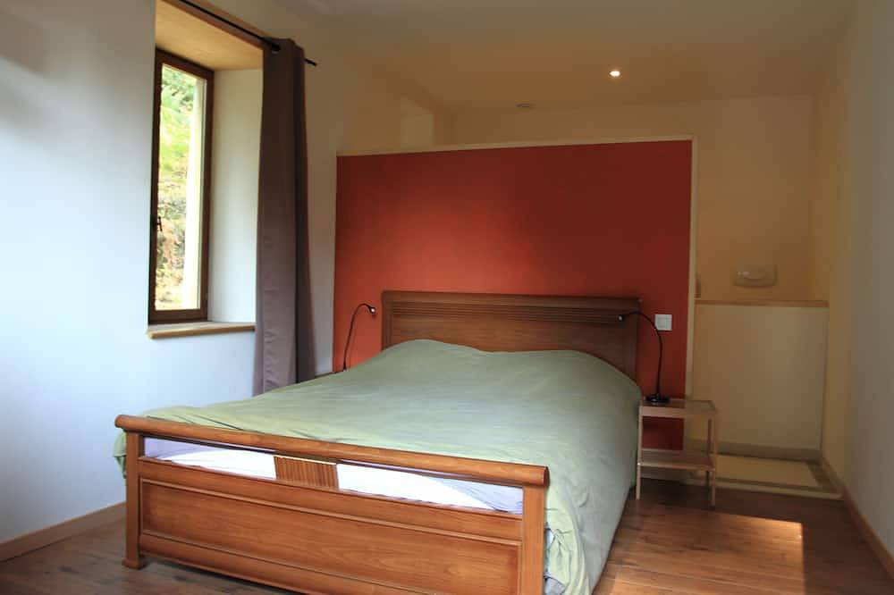 Cabaña con piscina, ubicada en un dominio privado de 5 hectáreas, perfecto para los amantes de la naturaleza. in Cenne-Monestiés, Región de Carcassonne