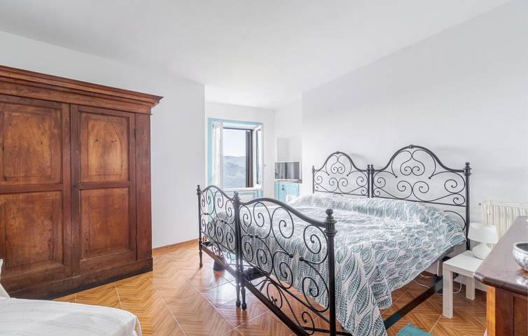 Modern Apartment with Terrace, Parking, TV near Locanda Agrogallo in Castello (Carro), Carro (Liguria)