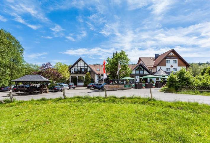 Hotel, mit Terrasse und Whirlpool sowie Garten und Pool