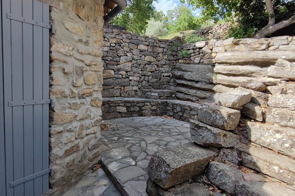 Mas Estrela-Lo Roc: its authentic charm, a space in the heart of the mas. in Bessèges, Cevenas