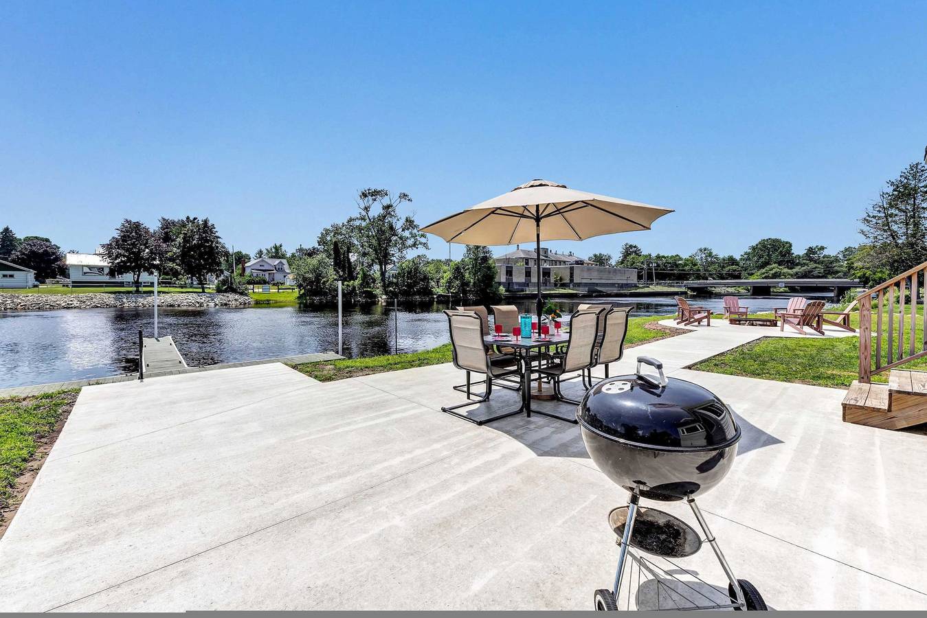 Riverfront! Kayaks! Bay Access! Sleeps 15! in Condado de Oconto