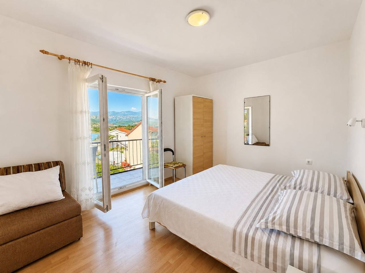 Entire apartment, Apartment Nevenka - 130 m from sea and beach, sea view, balcony, terrace, Bbq in Silo (Krk), Krk