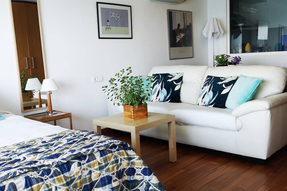 Entire apartment, Blue loft. Wonderful sea views. Free Wifi, Ac. Ideal couples. Albufereta in El Barrio, Alicante