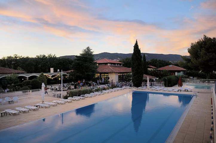 Villa voor 4 personen, met Terras en Zwembad in Bormes-les-Mimosas