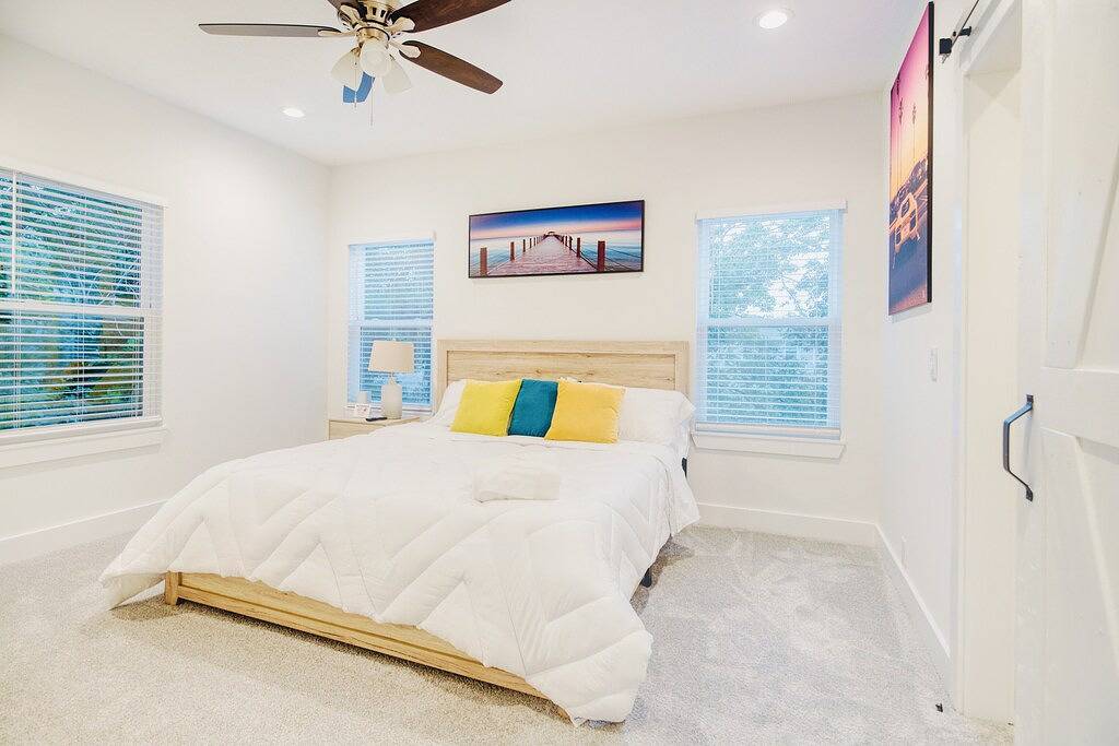 ⭐ Hot Tub + Fire Pit + Bikes - 5 Min to Beach - King Bed + Ev charger 🏝️ in Jacksonville Beach, Duval County