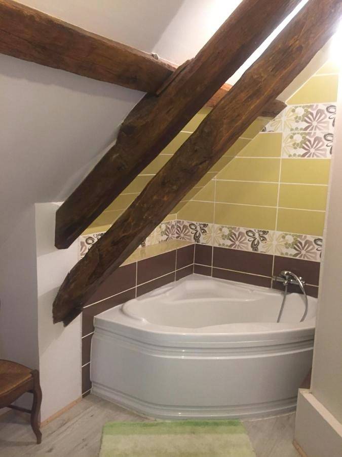 Location de vacances pour 3 personnes, avec vue ainsi que piscine et jardin, animaux acceptés à Huriel - 4