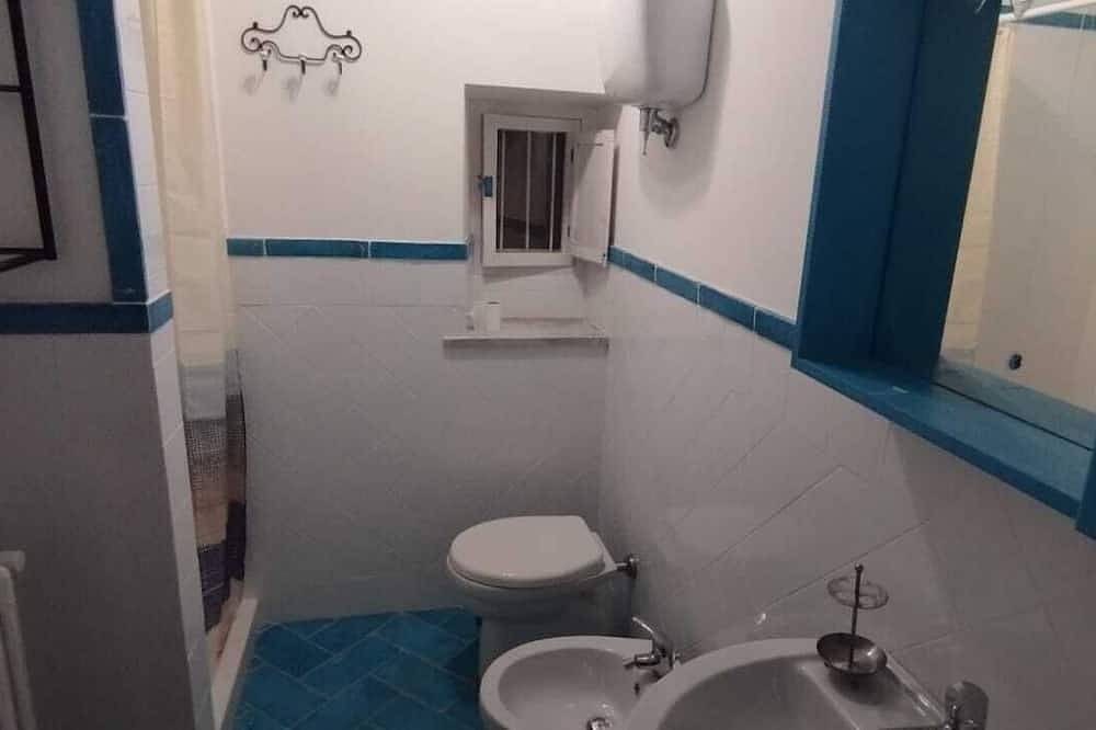 Room with bathroom entrance and private garden nestled in the green hills of Umbria in Orvieto, Provincia de Terni