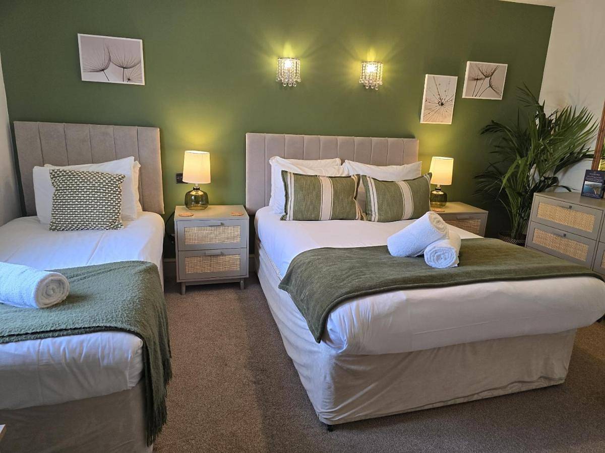 Triple Room with Shower in Seaton, Devon