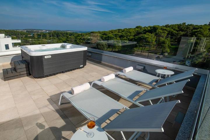 Location de vacances pour 4 personnes, avec sauna et jacuzzi ainsi que balcon et piscine à Premantura - 3