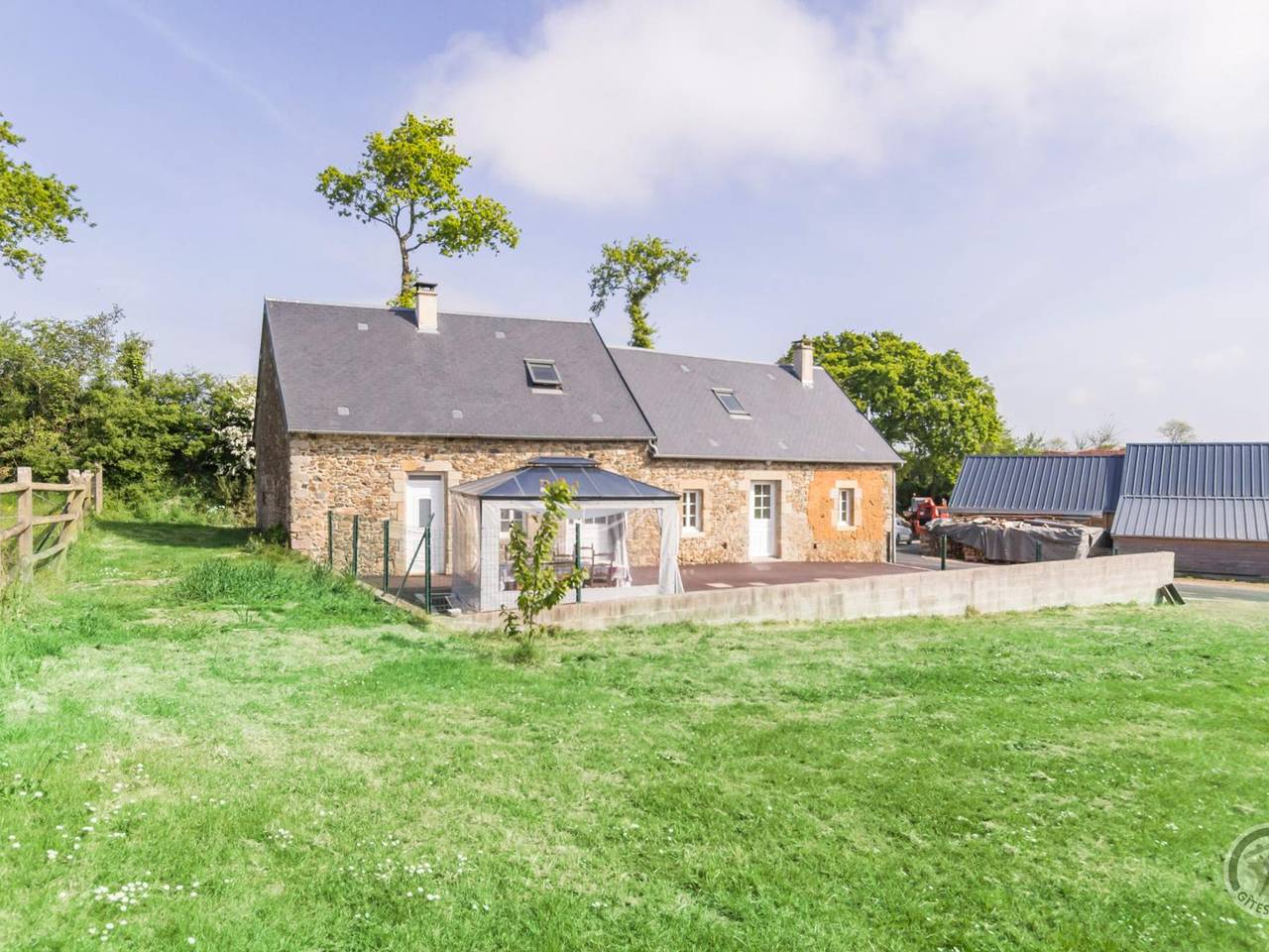 Encantadora casa de piedra con barbacoa y jardín in Montsurvent, Coutances y alrededores