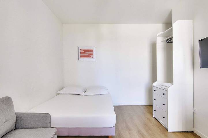 Ganze Wohnung, Beautifully furnished cosy studio with a street view in Ivry-sur-Seine, Val-de-Marne