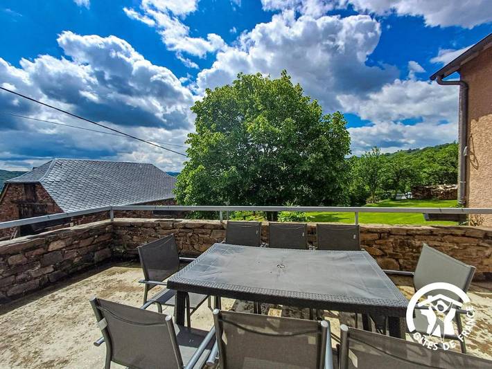 Location de vacances pour 8 personnes, avec terrasse ainsi que jardin et vue à Saint-Laurent-d'Olt