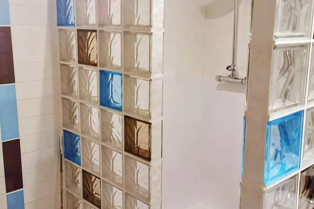 3-room apartment of 80 m2 in a villa with 70 m2 of terrace / garden + jacuzzi in Menton, Nizza und Umgebung