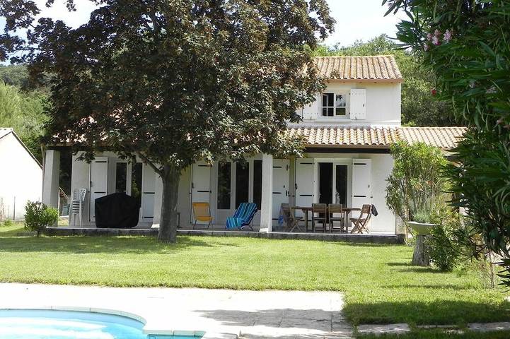 Location de vacances pour 10 personnes, avec terrasse et jardin à Cabrières (Gard)