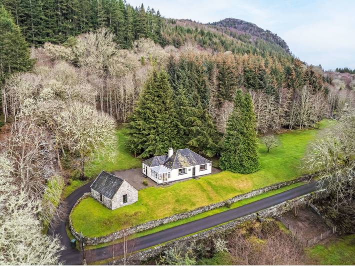 Holiday rental for 8 people, with terrace and garden as well as lake view and view in Loch Ness