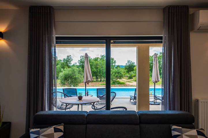 Villa Silente - Luxuriöse und Moderne Villa nur Wenige Minuten vom Meer Entfernt in Raša, Côte Est de l'Istrie