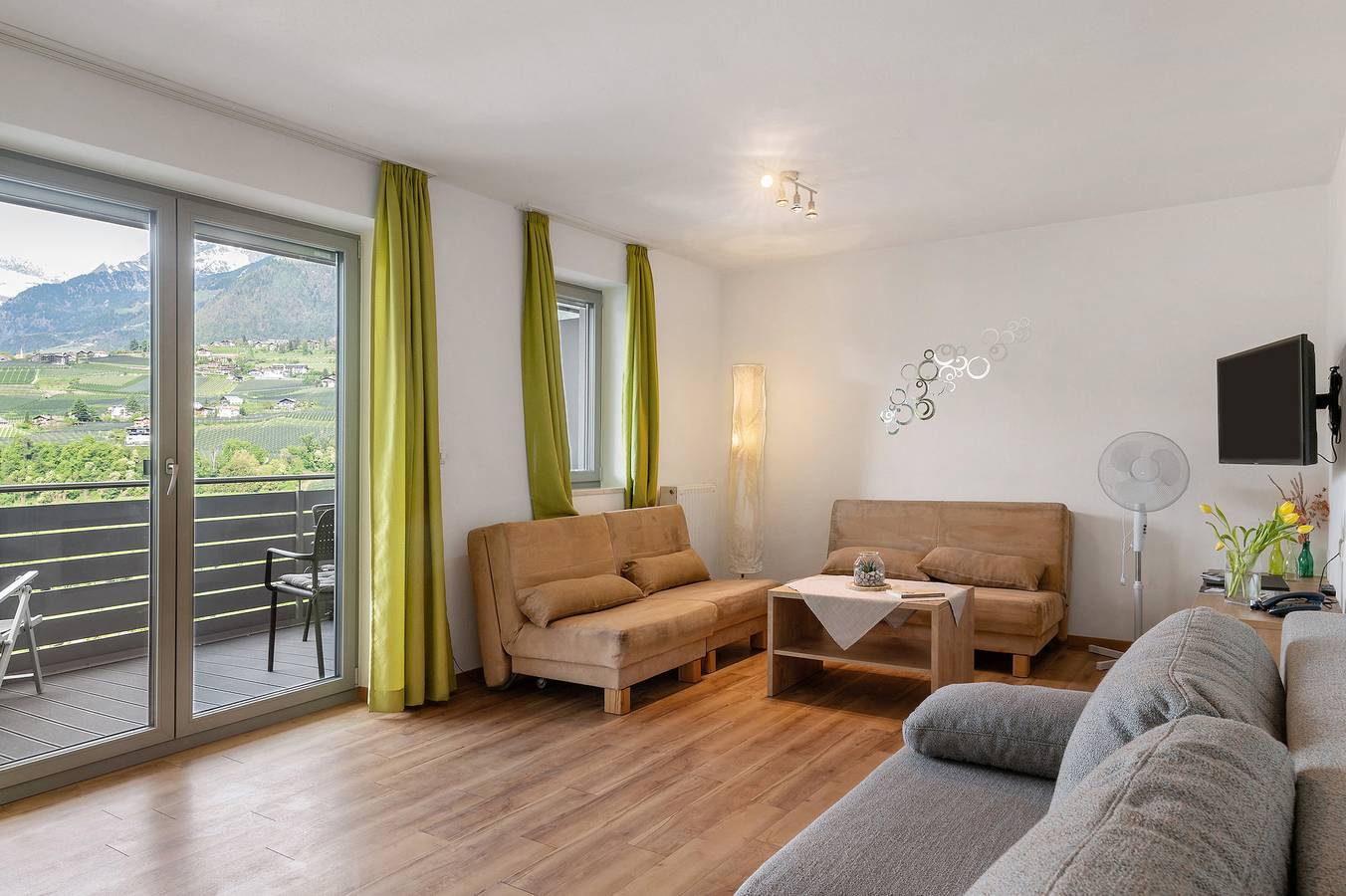 Apartamento inteiro, Apartamento 'De Luxe 1' com vista para a montanha, terraço privado e acesso Wi-Fi in Scena, Alpes de Sarentino