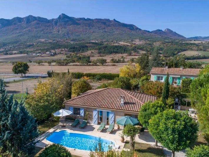 Location de vacances pour 8 personnes, avec Terrasse ainsi que Jardin et Piscine à Ribiers
