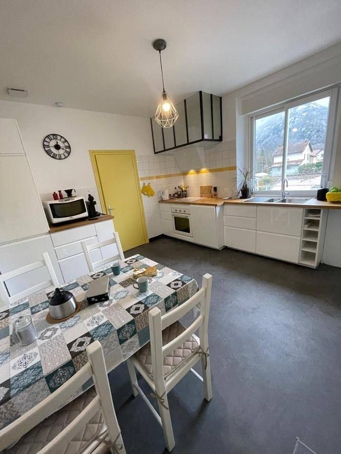 Appartement entier, Apartment with Mountain View in Tarascon-sur-Ariège, Ariège