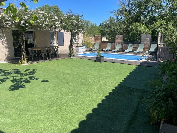 Location de vacances pour 8 personnes, avec Terrasse ainsi que Jardin et Piscine à Saint-Côme-et-Maruéjols
