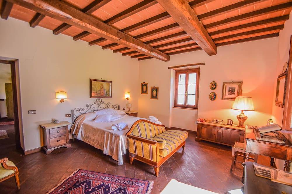 Detached manor with private pool, bikes 7km from Amelia, quiet area. in Terni Province