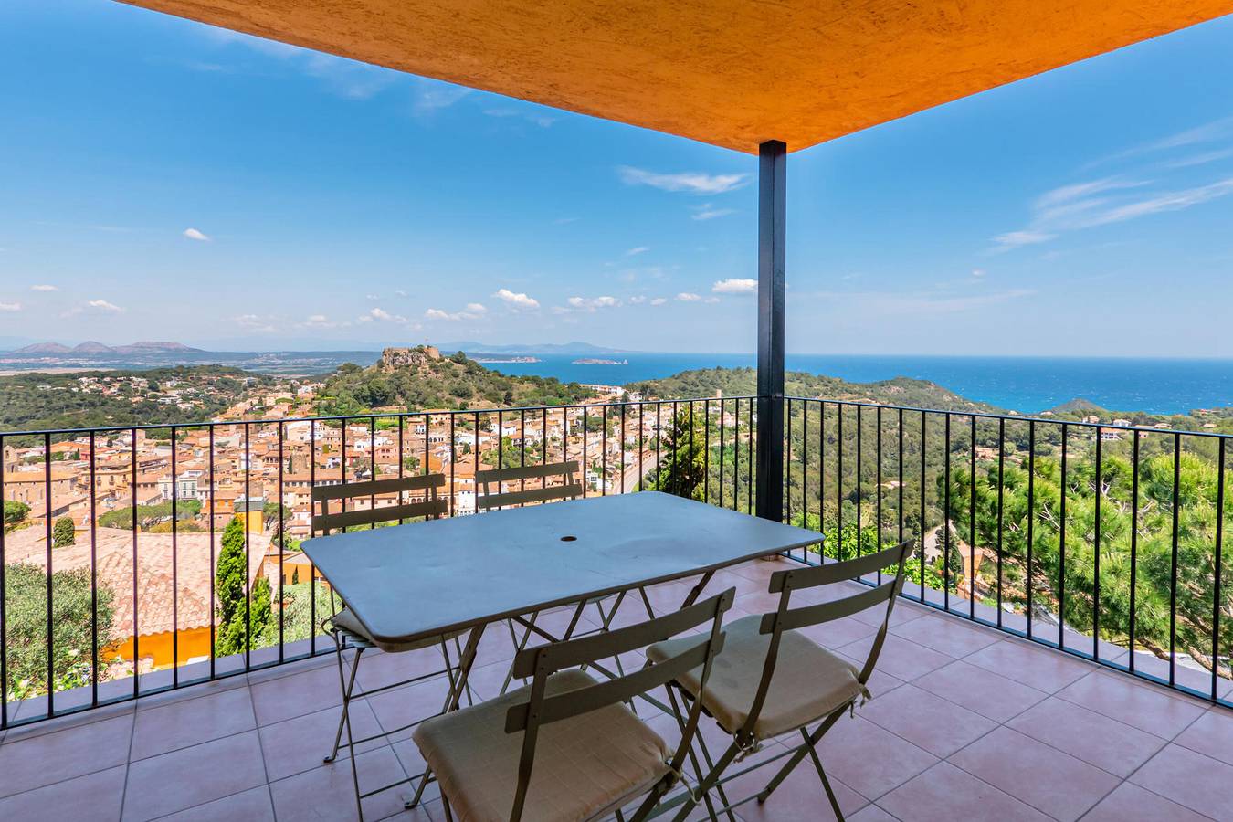 Appartement entier, Appartement au centre  avec des magnifiques vues sur Begur. in Begur, Costa Brava