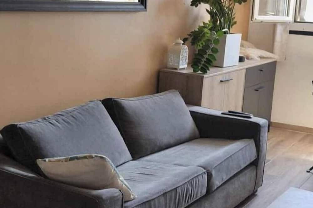 Entire apartment, Quiet apartment in the center of salon de prv in Salon-de-Provence, Aix-en-Provence region
