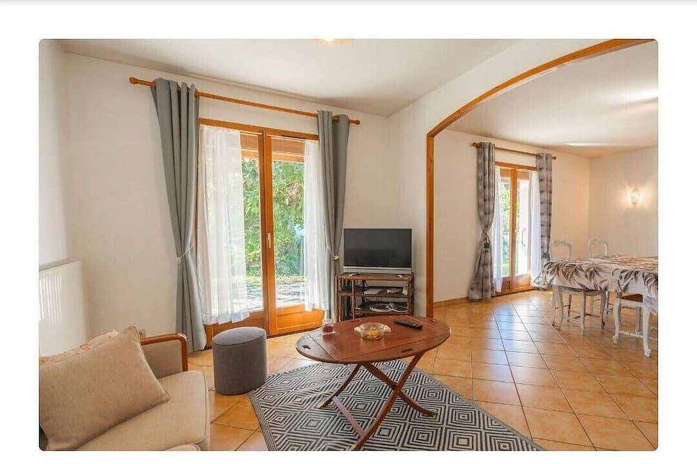 Family home with garden in Saintes, Saintes region