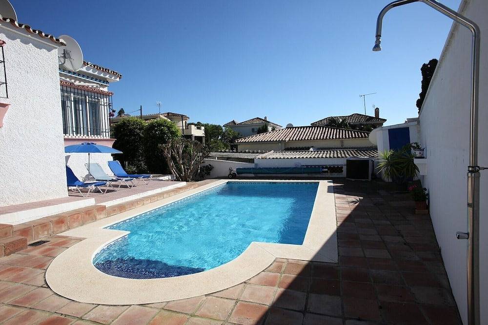 Villa familiare semi-isolata con 3 letti e 2 bagni con piscina e giardini in La Gaspara, Estepona