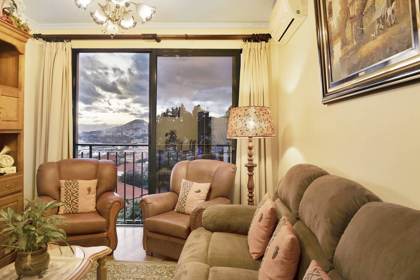 Appartement entier, Appartement de vacances "Palheiro Residence Familiar 2" avec vue sur la mer, balcons et Wi-Fi. in Lazareto, Funchal (Santa Maria Maior)