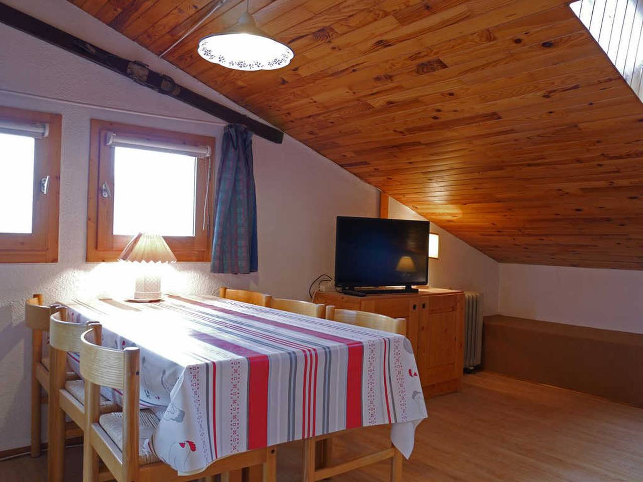 Ganze Wohnung, Gemütliche 2-Zimmer-Dachwohnung, renoviert, nahe Pisten und Geschäften, Balkon, Platz für 5 Personen in La Plagne, Bellentre