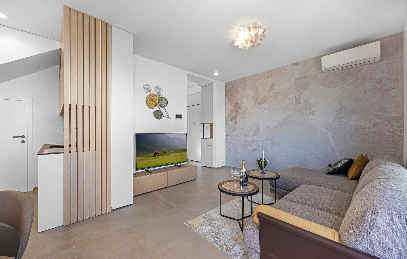 Entire holiday apartment, Seaside Retreat: Modern 2BR Apartment with Terrace & Garage, 1km to Beach in Sibenik, Šibenik-Knin