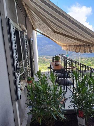 Gîte pour 3 personnes, avec vue sur le lac ainsi que terrasse et vue à Lozzi