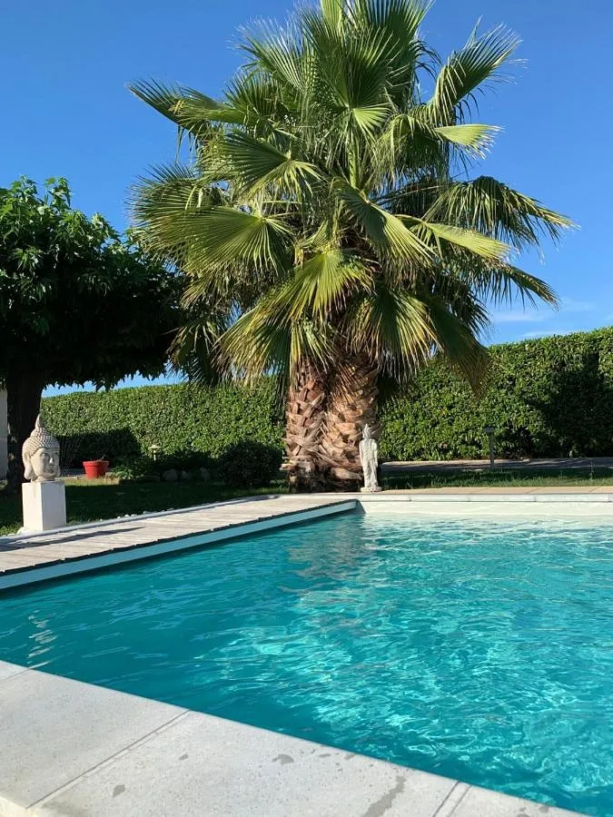 Alojamiento y desayuno para 4 personas, con piscina y jardín - 1