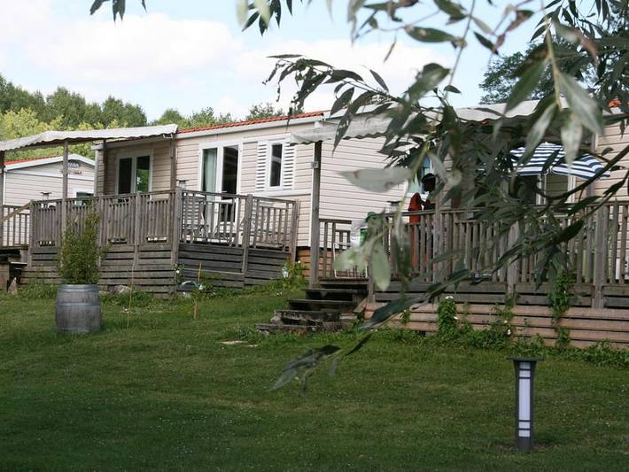 Camping voor 6 personen, with Kinderzwembad and Zwembad as well as Uitzicht op het meer in Lot-et-Garonne