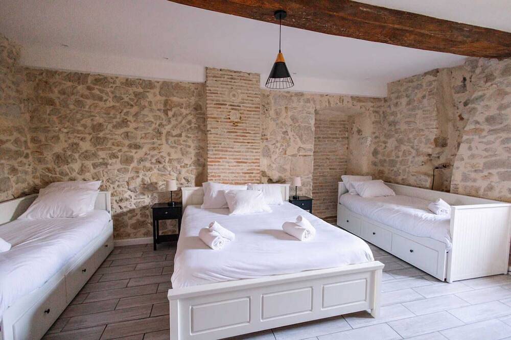 La Villa Bacchus au bord de l'eau, piscine chauffée in Groslée, Groslée-Saint-Benoît