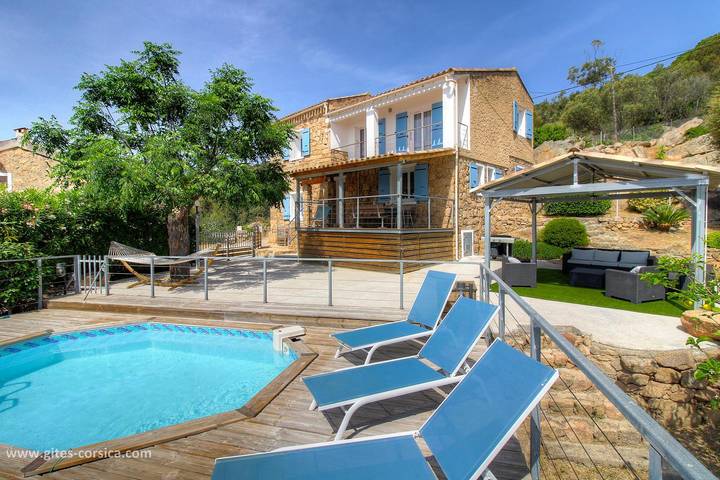 Gîte pour 6 personnes, avec Terrasse et Jardin ainsi que Piscine et Vue