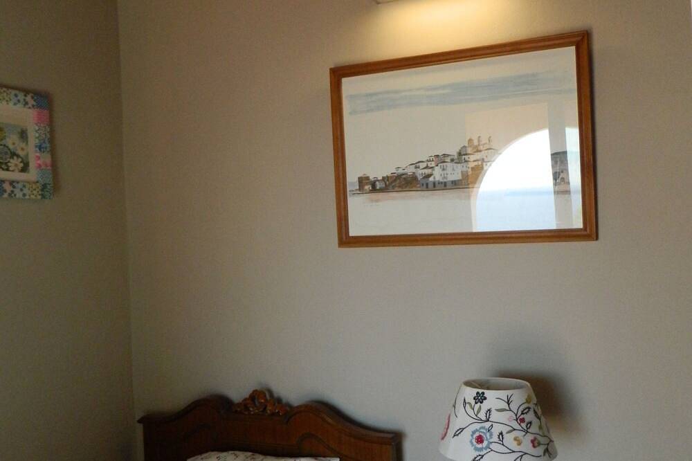 Eine private Villa in bester Lage, direkt an der felsigen Küste. Schwimmbad. in Ermioni, Argolis