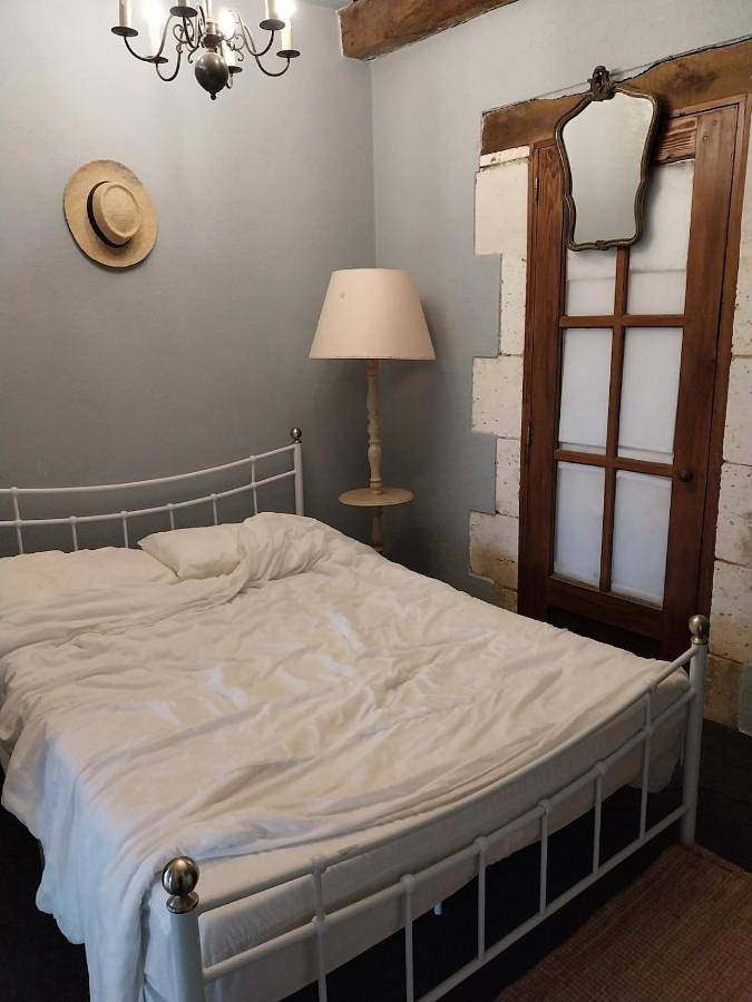 Location de vacances pour 2 personnes, avec jardin et piscine à Chillac - 2
