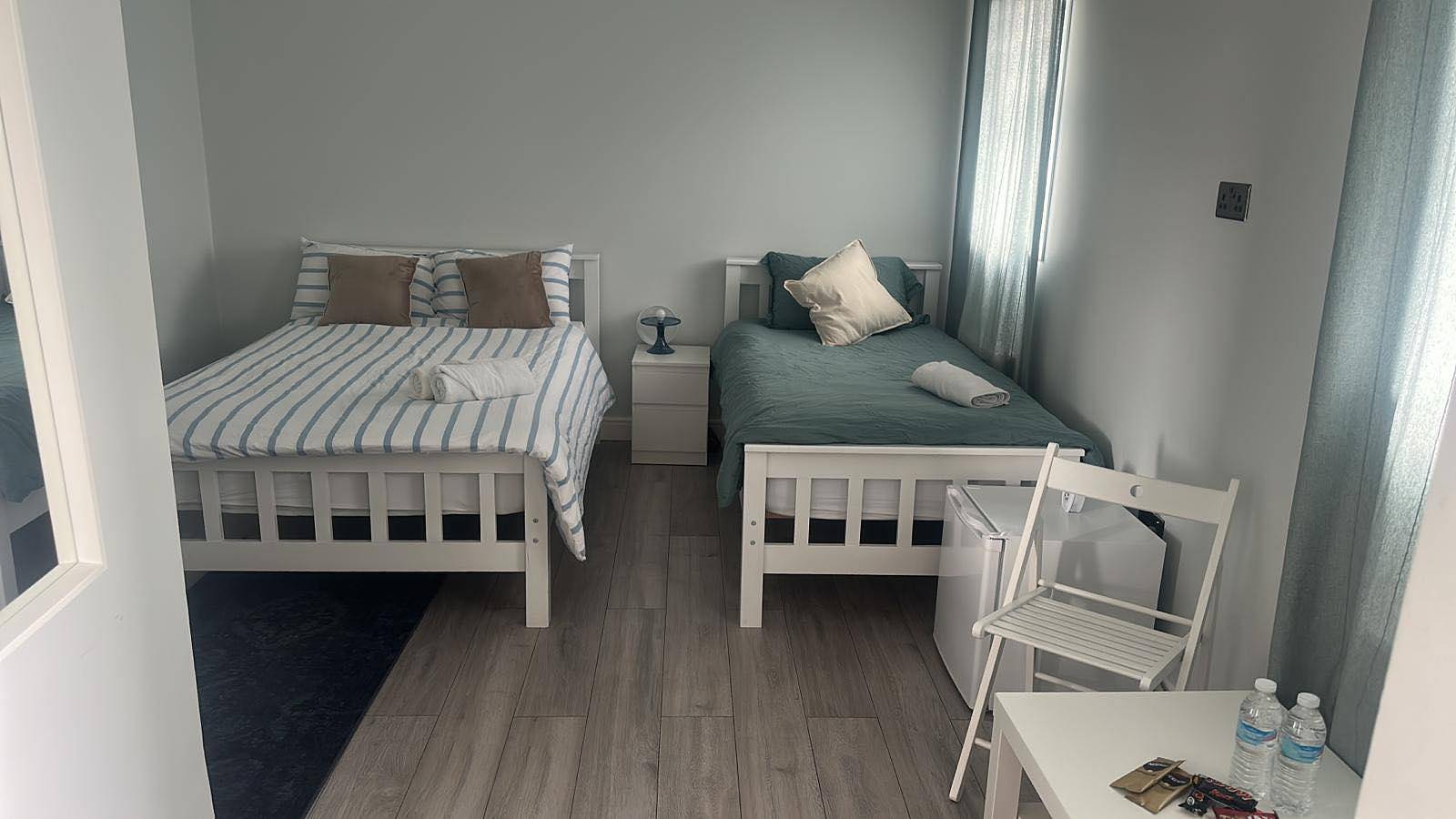 Entire holiday apartment, Studio - Sleeps 3 - Pet Friendly in Ealing, London