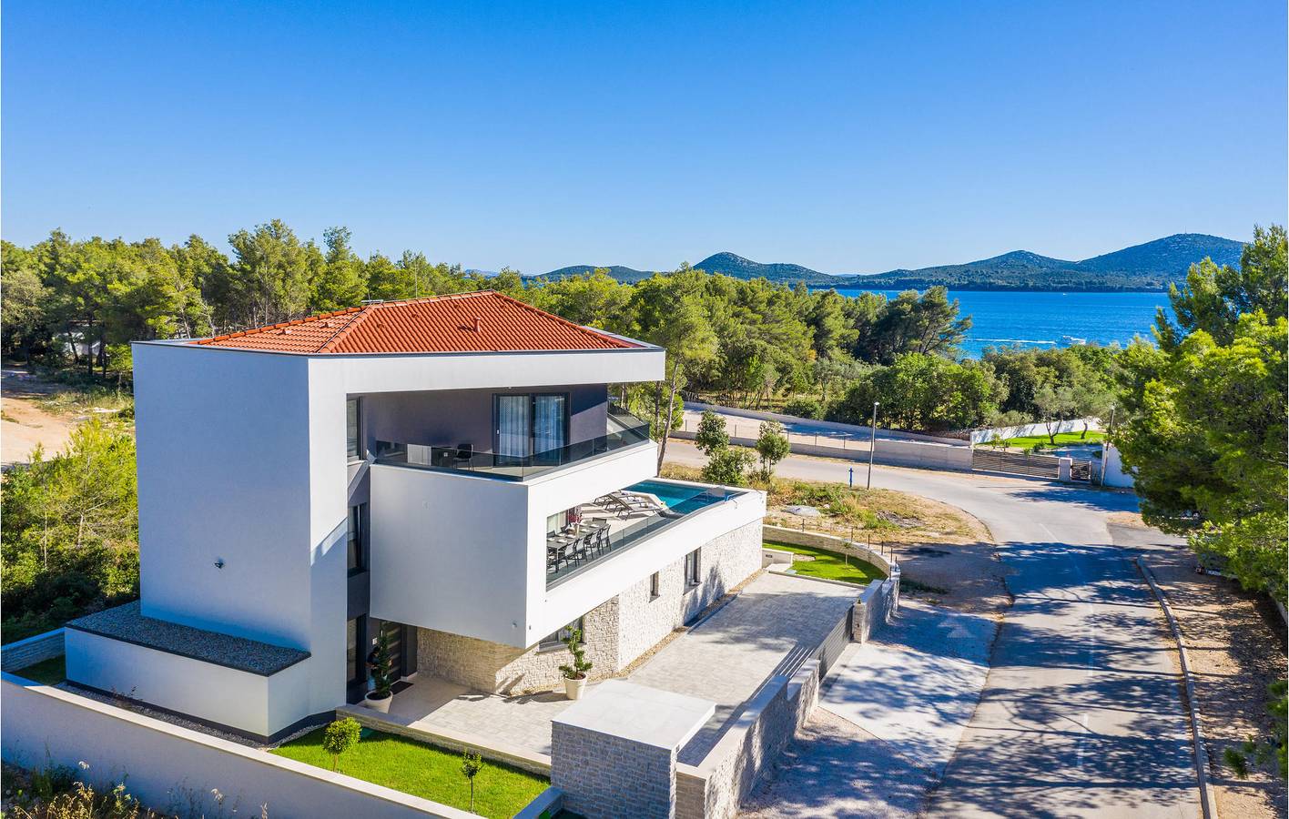 Reizende Ferienwohnung mit Pool und Terrasse, 800 m vom Strand entfernt in Biograd na Moru, Zadar