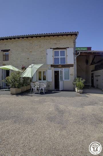 Gîte pour 4 personnes, avec piscine ainsi que terrasse et jardin à Tossiat