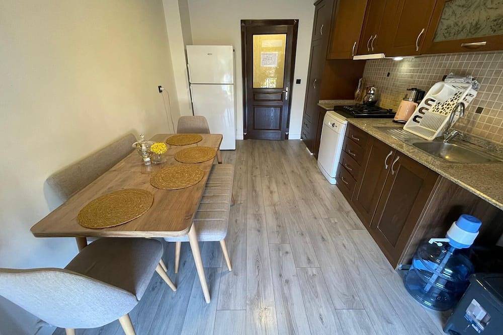 Ganze Wohnung, Spacious in Central; Beaches 500meters, 3Bedrooms + 1Living Room in Antalya, Provinz Antalya