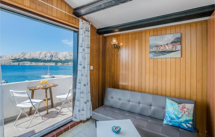 Charmant appartement d'une chambre avec terrasse, Wi-Fi et à deux pas de la plage ! in Baška, Krk