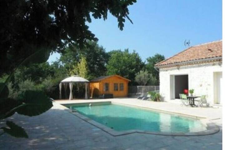 Location de vacances pour 4 personnes, avec jacuzzi et jardin ainsi que piscine et terrasse à Montignargues