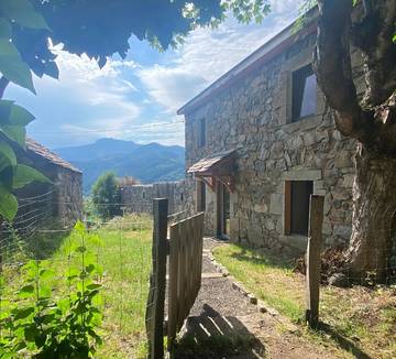 Gîte pour 8 personnes, avec vue et jardin, animaux acceptés dans Mont Mézenc