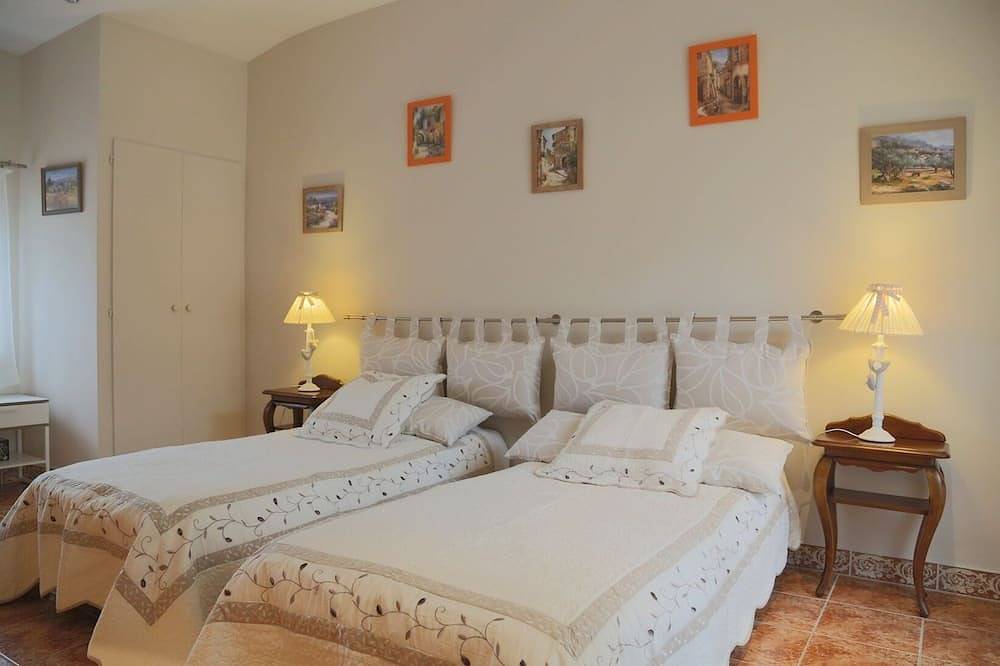 Villa with private pool & jacuzzi - Absolute tranquility - Avignon-Uzès-Nîmes triangle in Connaux, Nimes und Umgebung